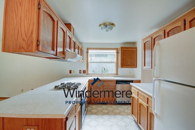 Building Photo - 3 Bed 2 Bath Home in Town!