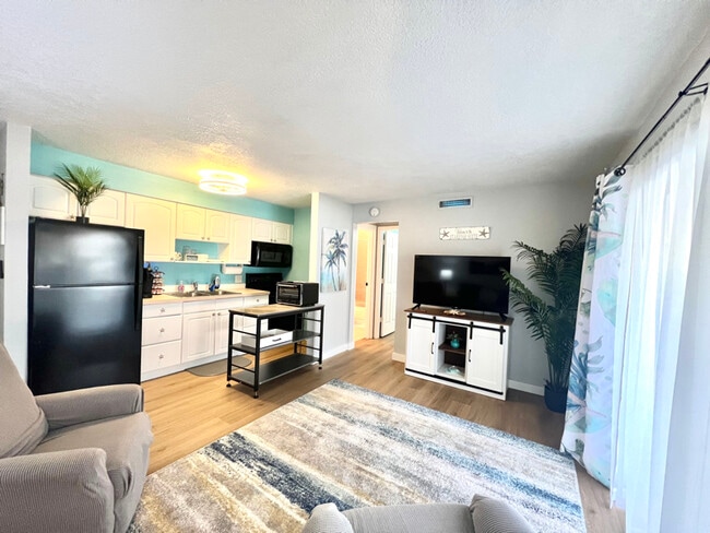 Building Photo - 4215 E Bay Dr