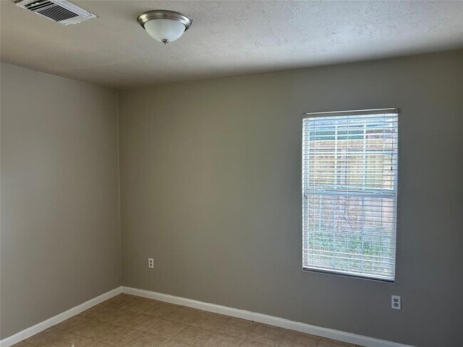 Foto del edificio - 8910 Strathmore Dr
