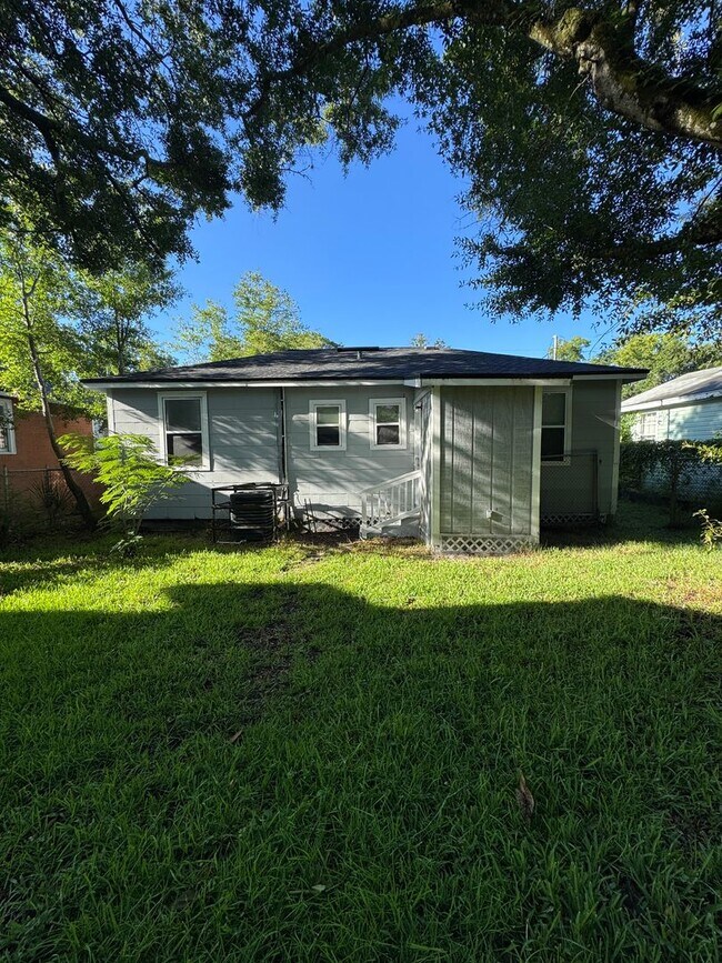 Building Photo - 3/1 Single family home : Available now!