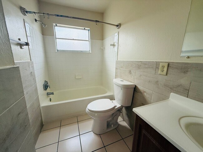 Foto del edificio - Affordable 2 Bedroom, 1 Bath half duplex in North Tampa