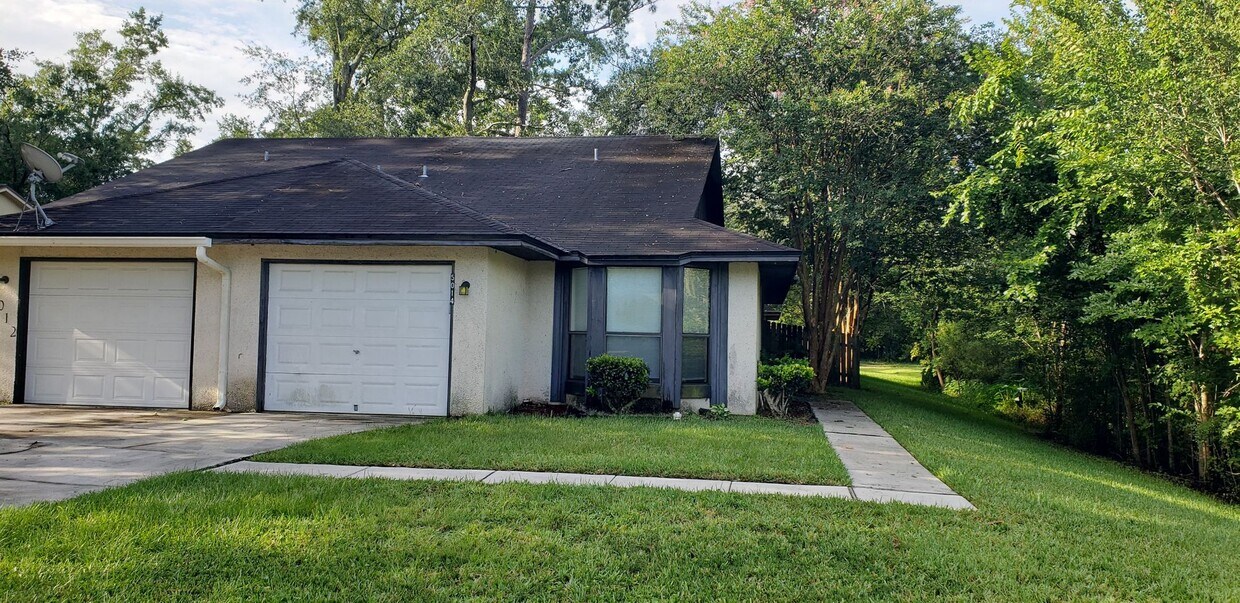 Foto principal - $1250 - 3/2/1 - Collins Road near the Base.