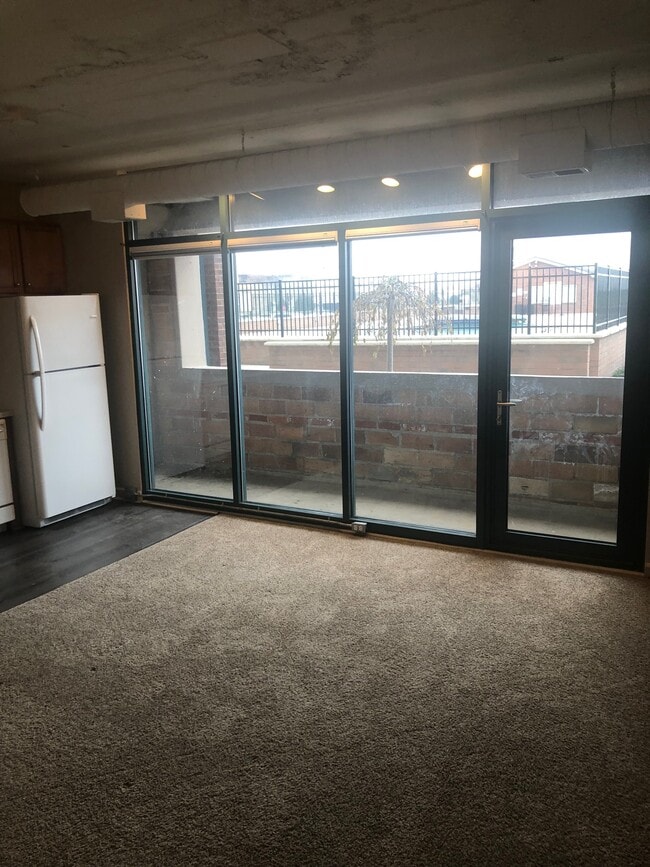 Building Photo - 401 W Shoreline Dr