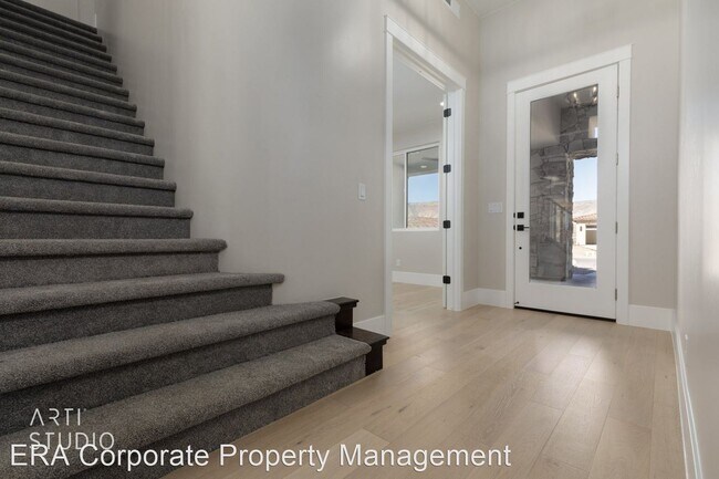 Building Photo - 4 br, 2.5 bath House - E272  385 E. Entrad...