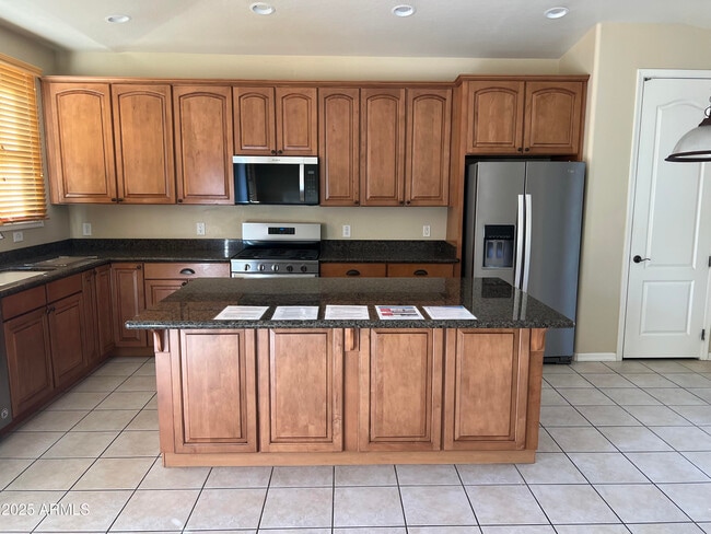 Building Photo - 2311 E Honeysuckle Pl