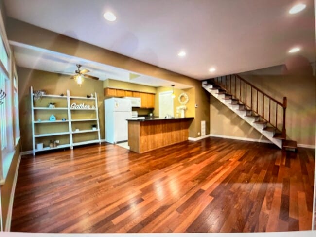 Building Photo - 1196 Cove Dr