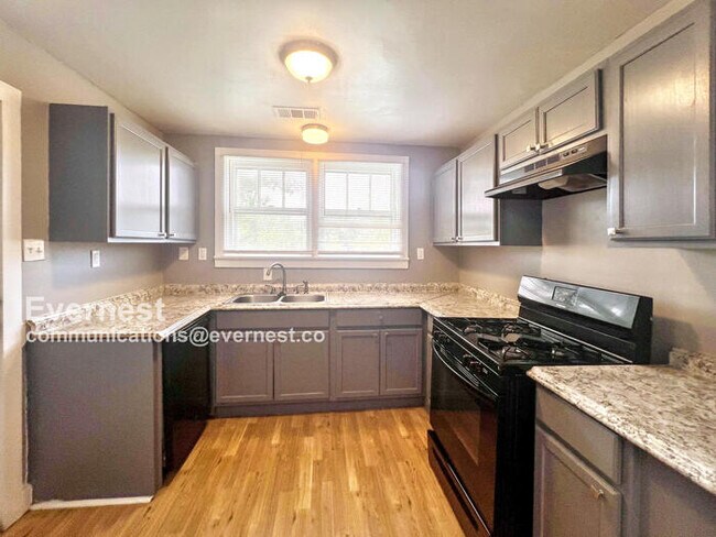 Foto del edificio - 3 Bed, 1 Bath Home with Great Comforts / C...