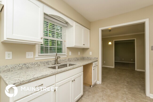 Building Photo - 320 Sumter Dr NE