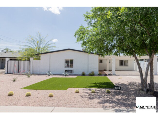 Building Photo - Fully-Furnished 4/3  Scottsdale Retreat wi...