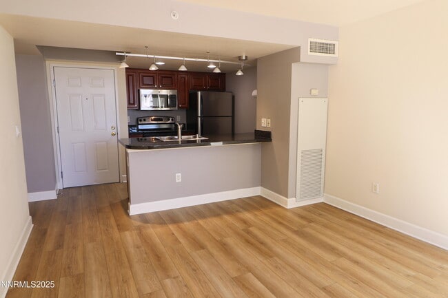 Building Photo - 450 N Arlington Ave