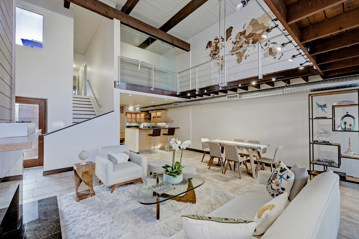 Primary Photo - 2117 1/2 Hazard St