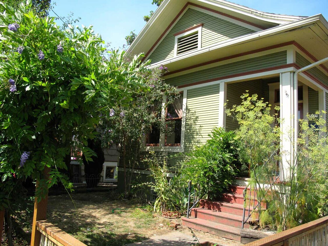 Primary Photo - 835 SE 37th Ave