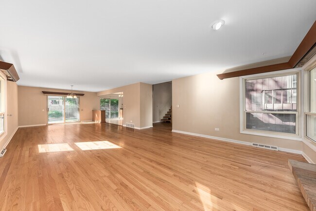 Building Photo - 909 Royal St George Dr