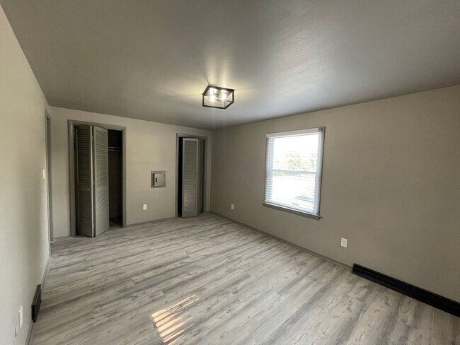 Foto del edificio - 5631-35 W Silver Spring Dr