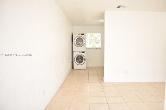 Foto del edificio - 637 NW 6th Ct