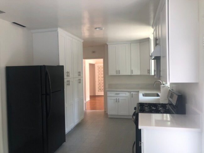 Foto del edificio - 2721 E Chevy Chase Dr