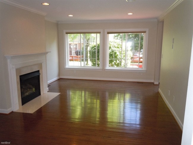 Building Photo - 3 br, 2.5 bath Condo - 304 James Cir