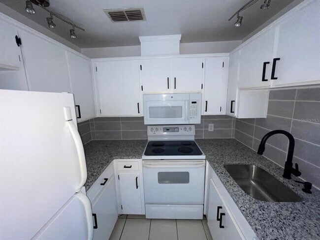 Foto del edificio - 4806 Lake Ridge Rd