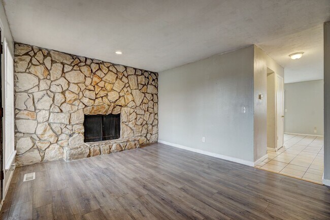 Foto del edificio - 4 bed 1.5 bath duplex in Midwest City