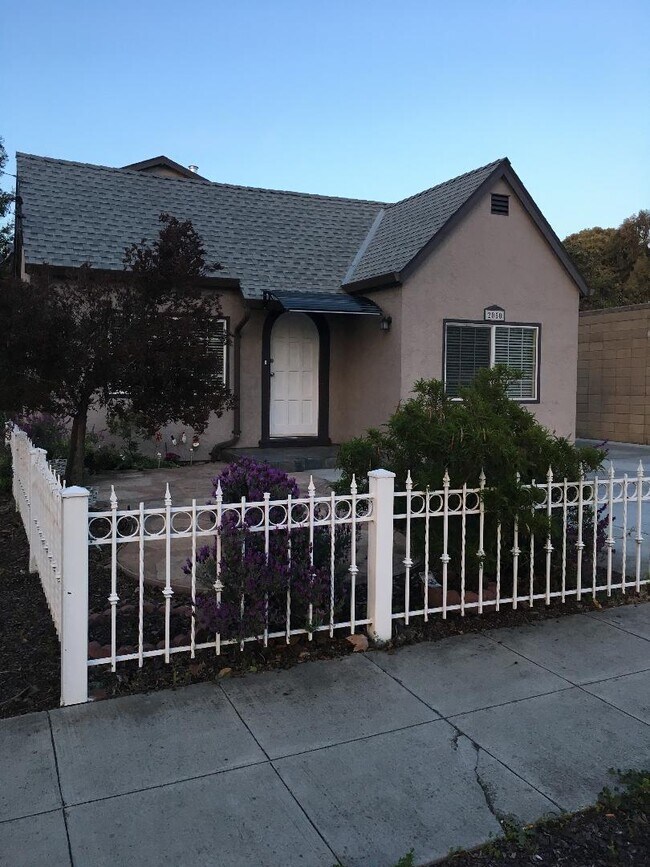 Foto del edificio - 2050 Park Ave