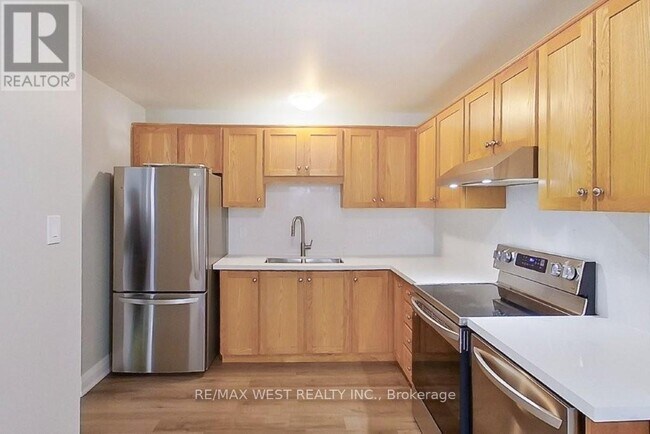 Building Photo - 215 Mississauga Vly Blvd