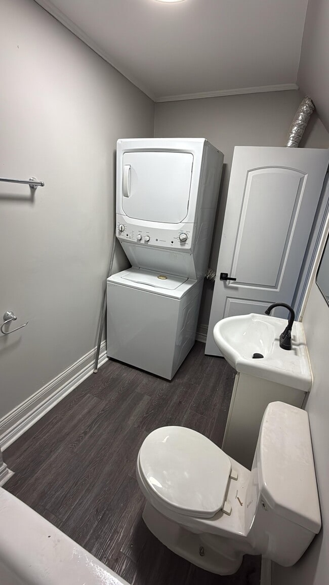 Building Photo - 36 Victoria St