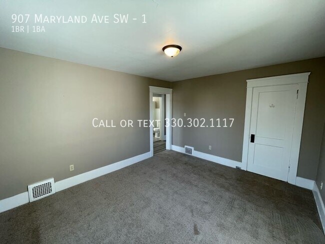 Building Photo - One bedroom one bathroom second level apar...