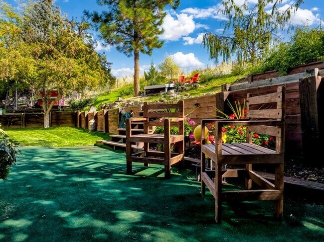 Building Photo - Cozy Hillside Boise Beauty Available 1/1/26!