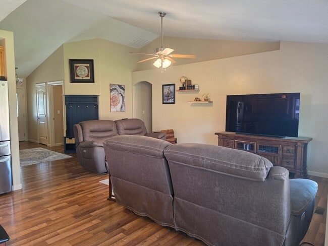 Building Photo - 1715 S Watersilk Pl