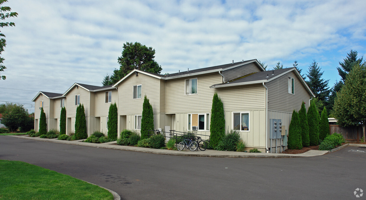 Building Photo - Oak Leaf Village