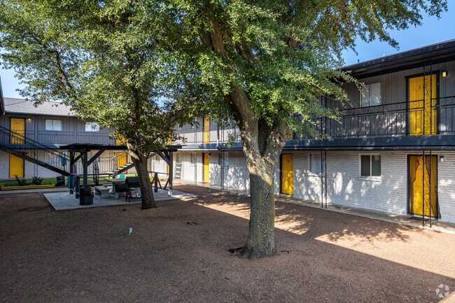Building Photo - Western Oaks