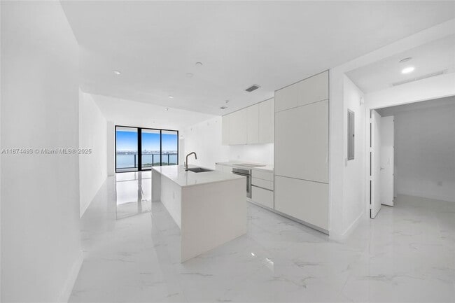 Foto del edificio - 700 NE 24th St