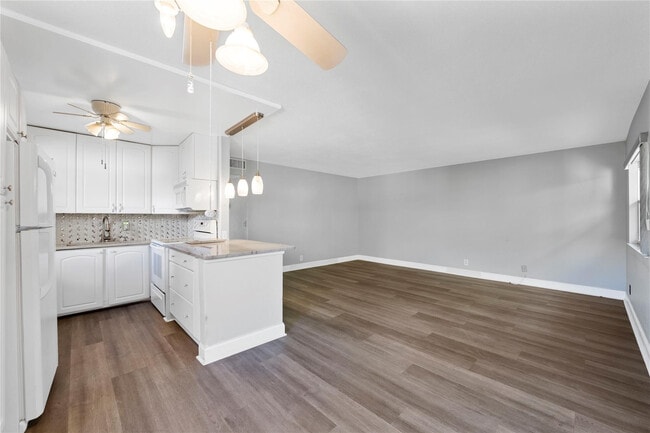 Building Photo - 220 Seville Dr