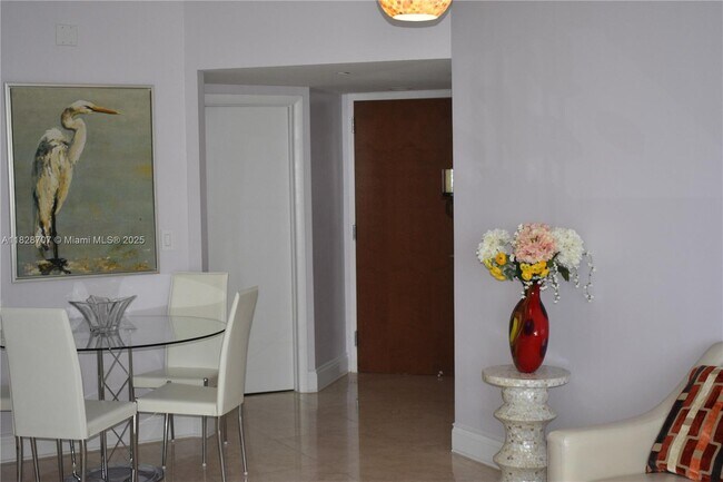 Foto del edificio - 6365 Collins Ave