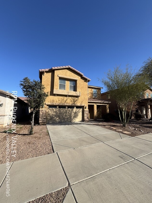 Primary Photo - Cozy 4 bed / 2.5 bath with new carpet and ...