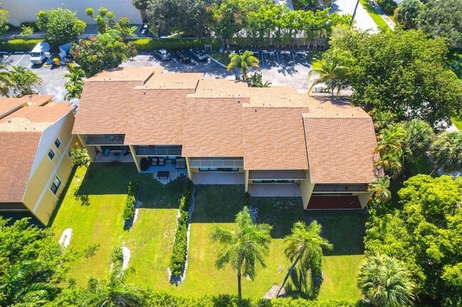 Photo - 660 Coventry St Townhome