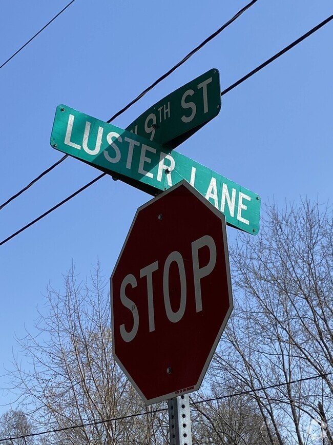 Building Photo - 904 Luster Ln