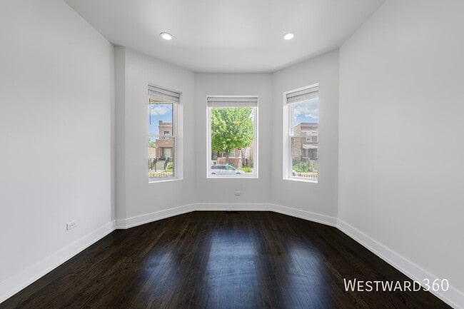 Building Photo - 946 N Drake Ave