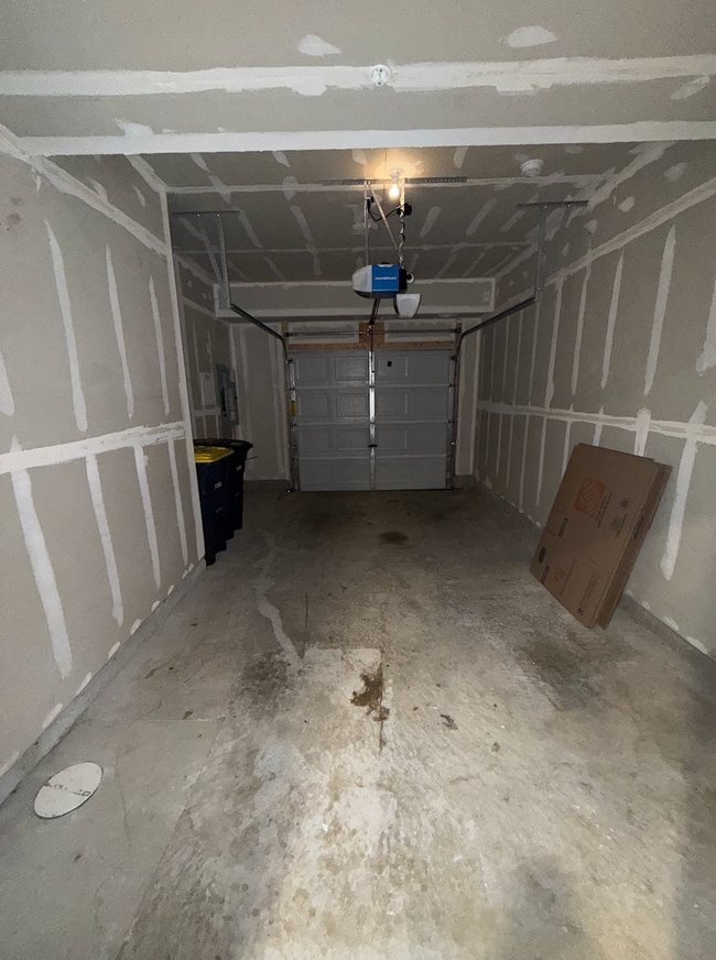 One-car garage - 2719 Pinebrook Rd
