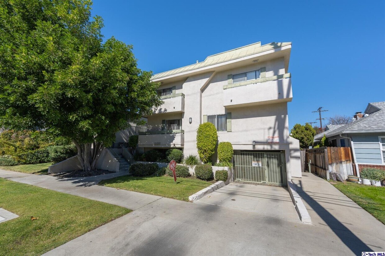Primary Photo - 12251 Moorpark St