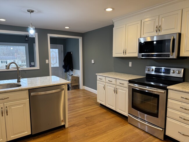Cocina con vista al lavadero - 2 Champion Hill Rd