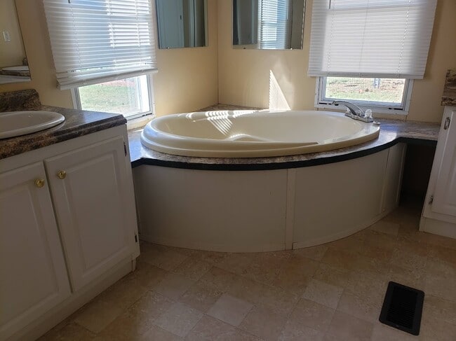 Building Photo - 146 E Caroline St