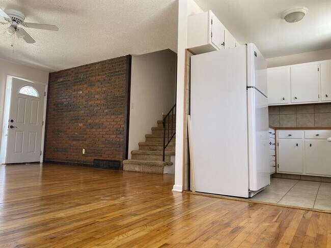 Building Photo - 6921 Manhattan Lane