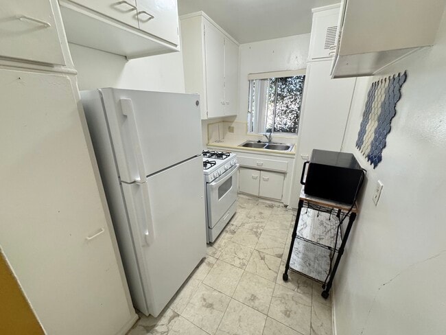 Building Photo - 1152 Irolo St