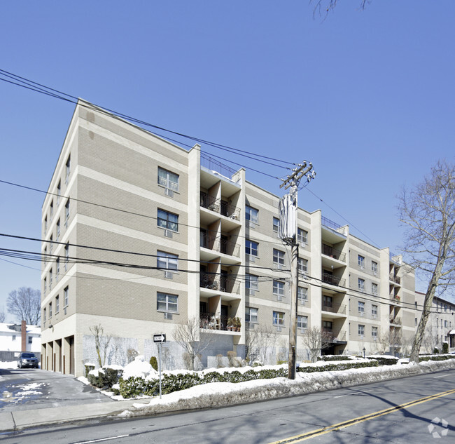 Building Photo - 505 White Plains Rd