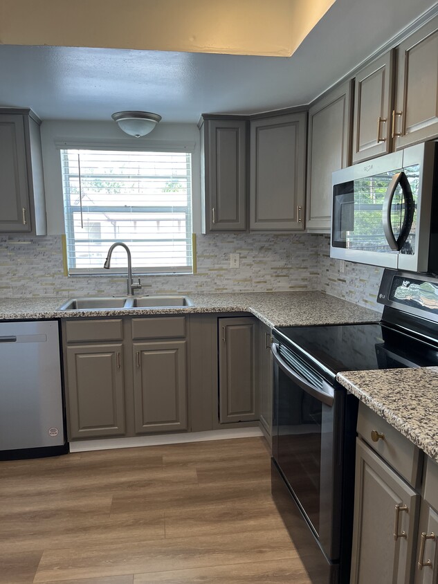 New granite countertops with new stainless steel appliances - 424 Banana Cay Dr