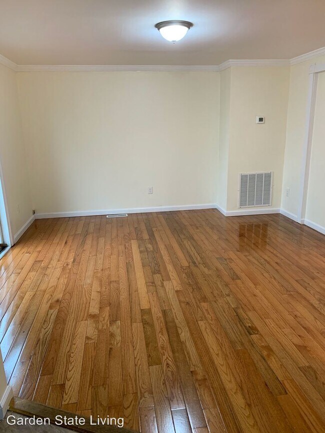 Building Photo - 3 br, 2.5 bath House - 4 Dandridge Dr