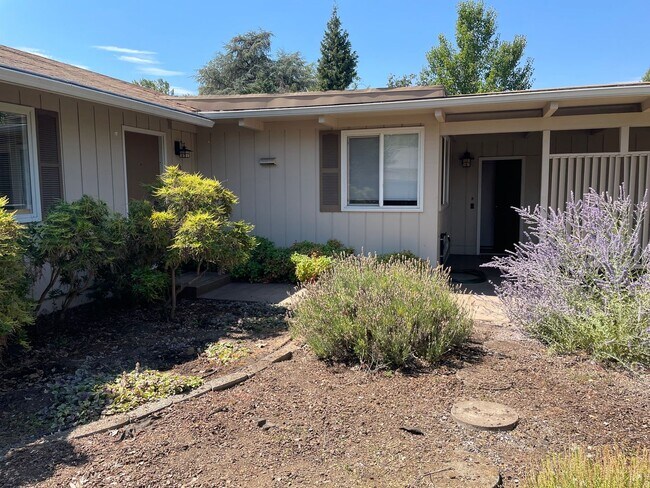 Foto del edificio - $300 OFF 1st Month's RENT!! - East Medford...