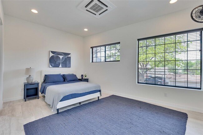 Foto del edificio - 1114 E 8th St