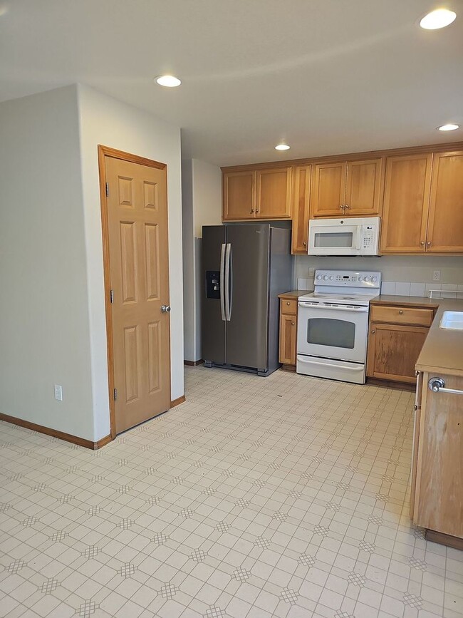 Building Photo - Reduced Rent – Now Offering New Lower Rate!